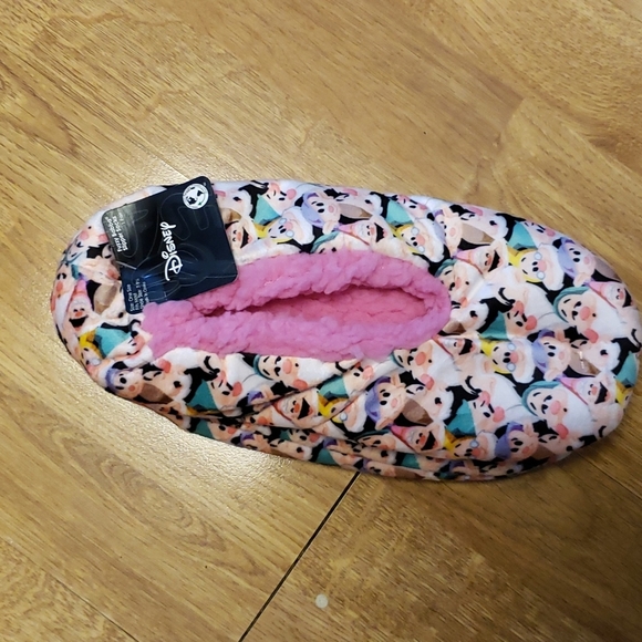 Disney Shoes - NWT Disney 7 Dwarves slippers OS